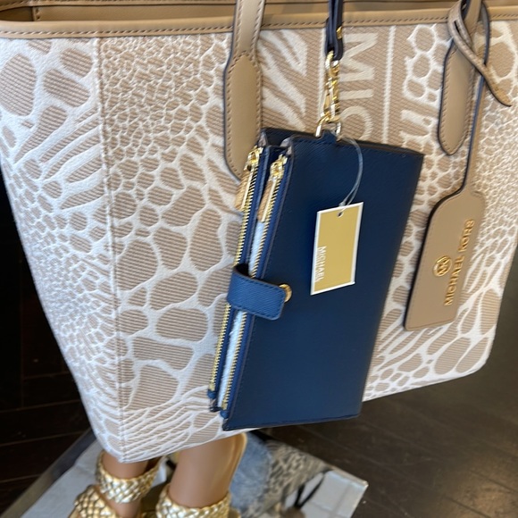 MICHAEL KORS LARGE DOUBLE ZIP WRISTLET WALLET PHONE CASE
Navy
NWT - Picture 16 of 16